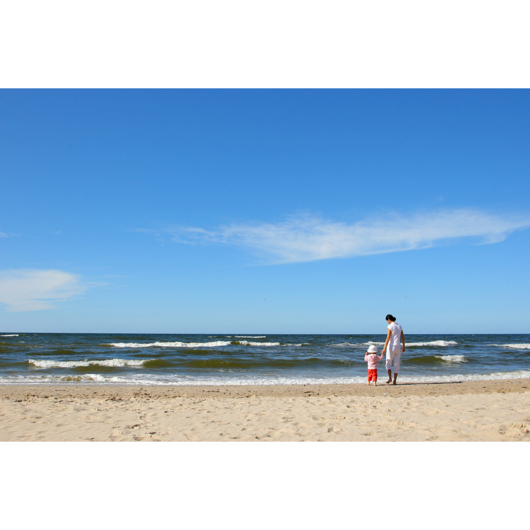 Mutter mit Tochter am Strand