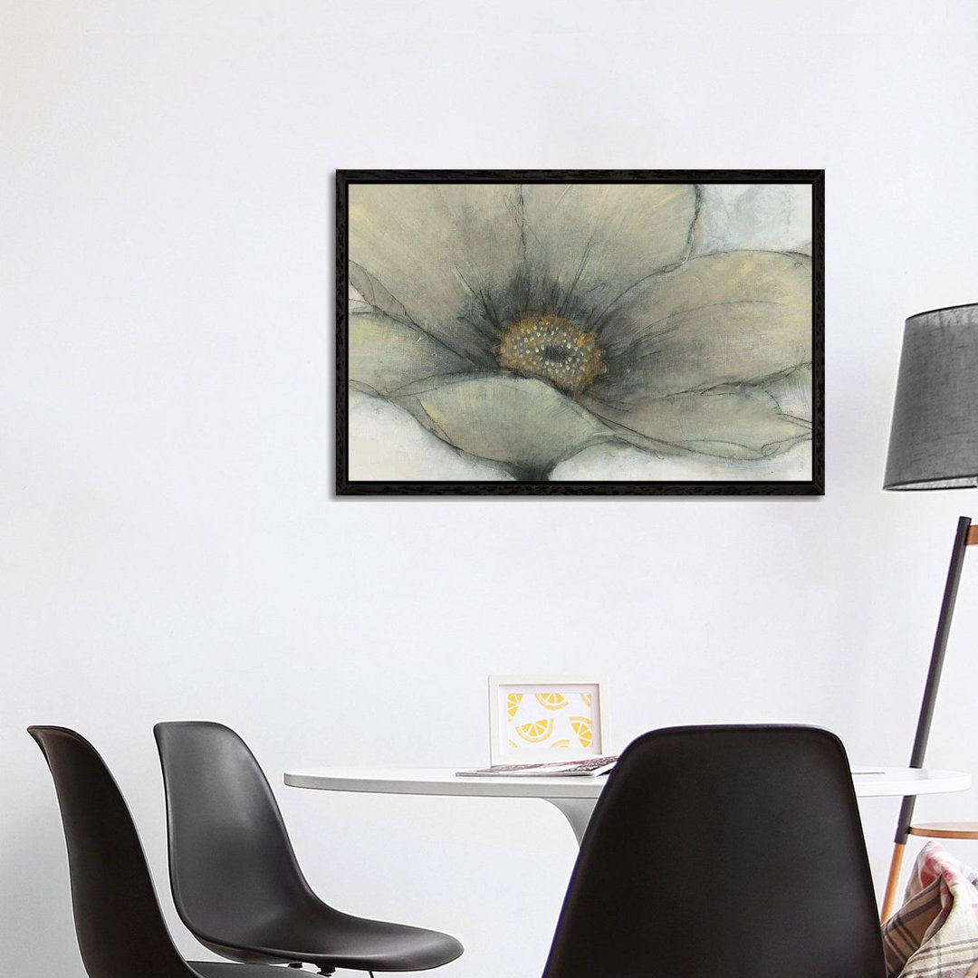 Single Cream Bloom II von Tim OToole - Galerie-verpackte Leinwand Giclée