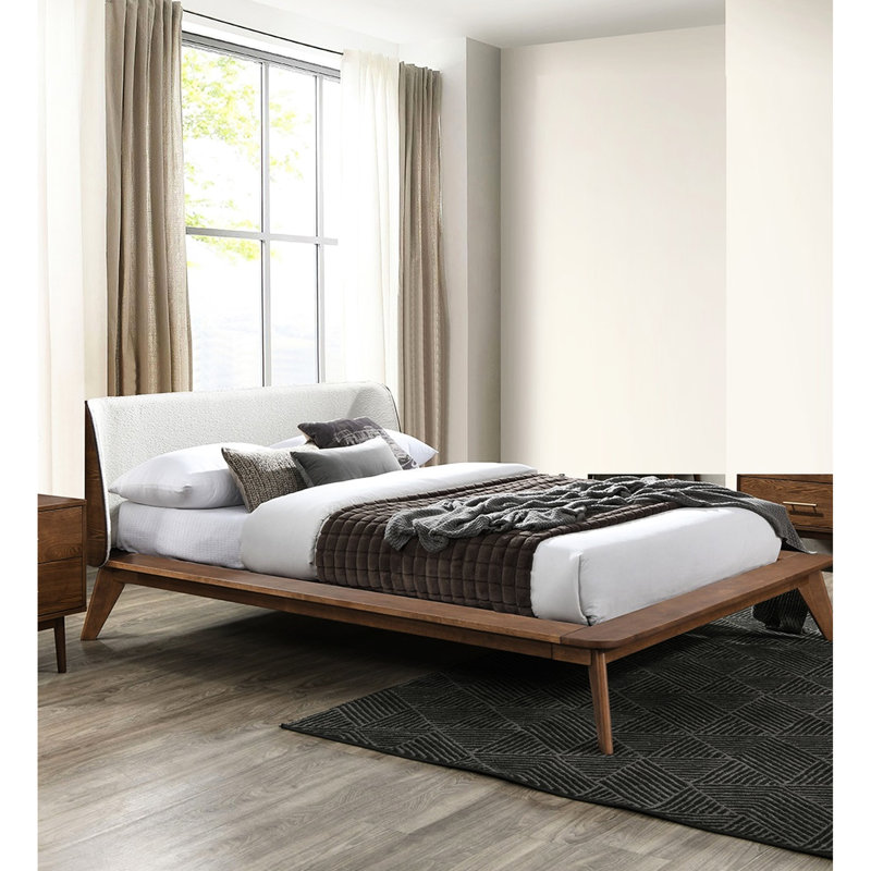 Grand lit noyer en bois massif de style Mid-Century moderne, lit plateforme avec tête de lit à oreilles en tissu, pieds inclinés effilés, matelas et panneau de couleurs