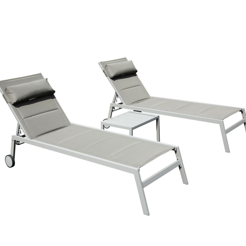 3 fauteuils inclinables d'extérieur pour la piscine: chaises en aluminium avec coussin. Table d'appoint et roulettes, fauteuil inclinable réglable. Résistant aux intempéries, gris pour la plage, cour, rembourrage de salon de balcon. Au bord de la piscine, dans la cour