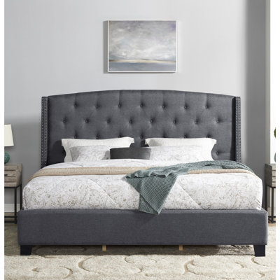 Lit rembourré en tissu gris avec capitonnage à boutons et tête de lit à garniture cloutée charmante