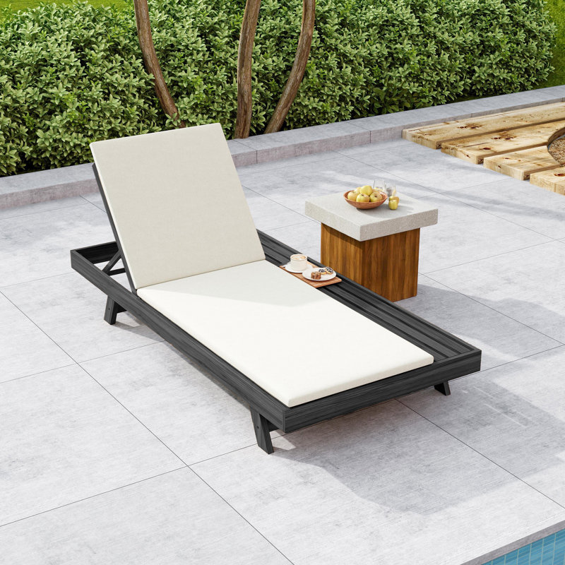 Chaise longue de patio en bois d'acacia Archer avec dossier réglable et coussin amovible, Coussin crème / cadre noir