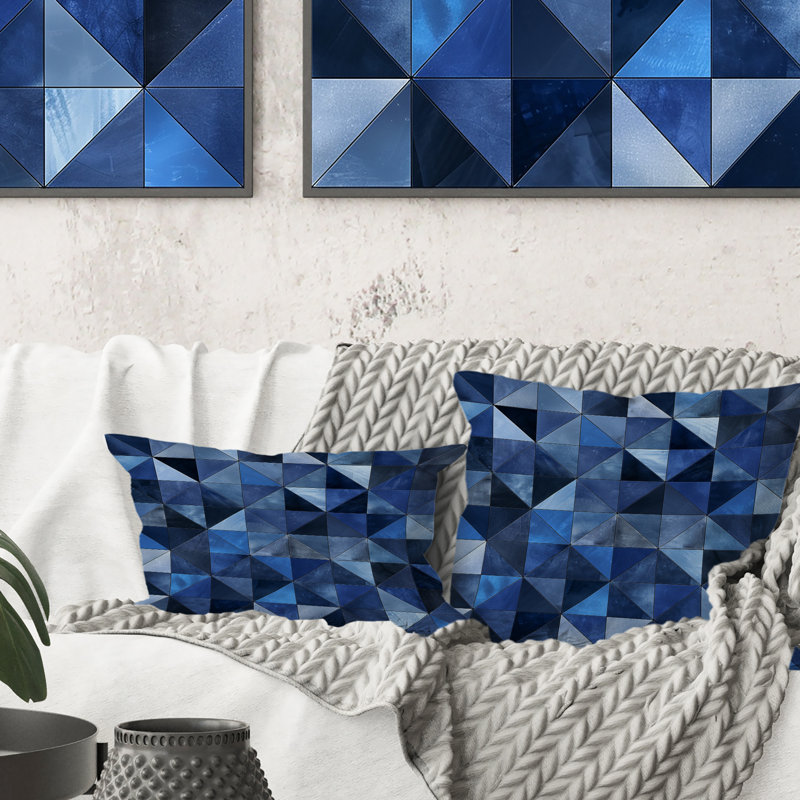 Blue Modern Triangles I - Coussin décoratif moderne, H 18 po x l 18 po