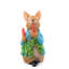 Peter Rabbit mangeant des radis
