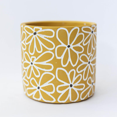 Marguerites blanches sur pot de fleurs jaune