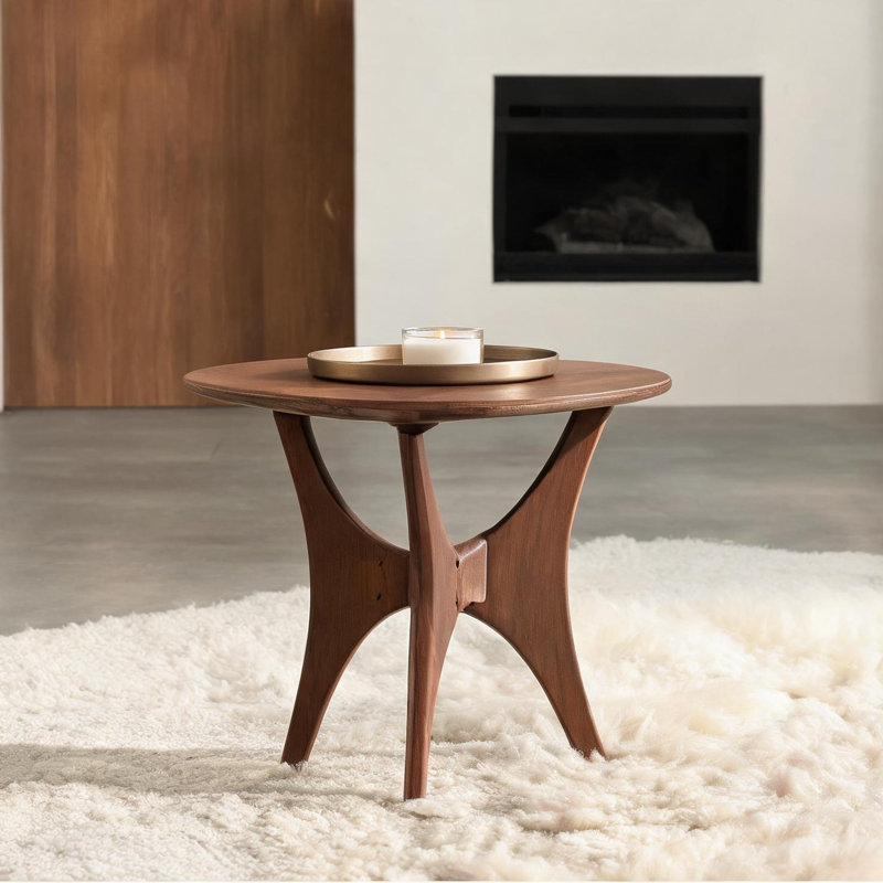 Table basse triangulaire, finition pacane de 40 po de largeur, forme unique à trois côtés, placage de bois véritable, accent moderne brun classique