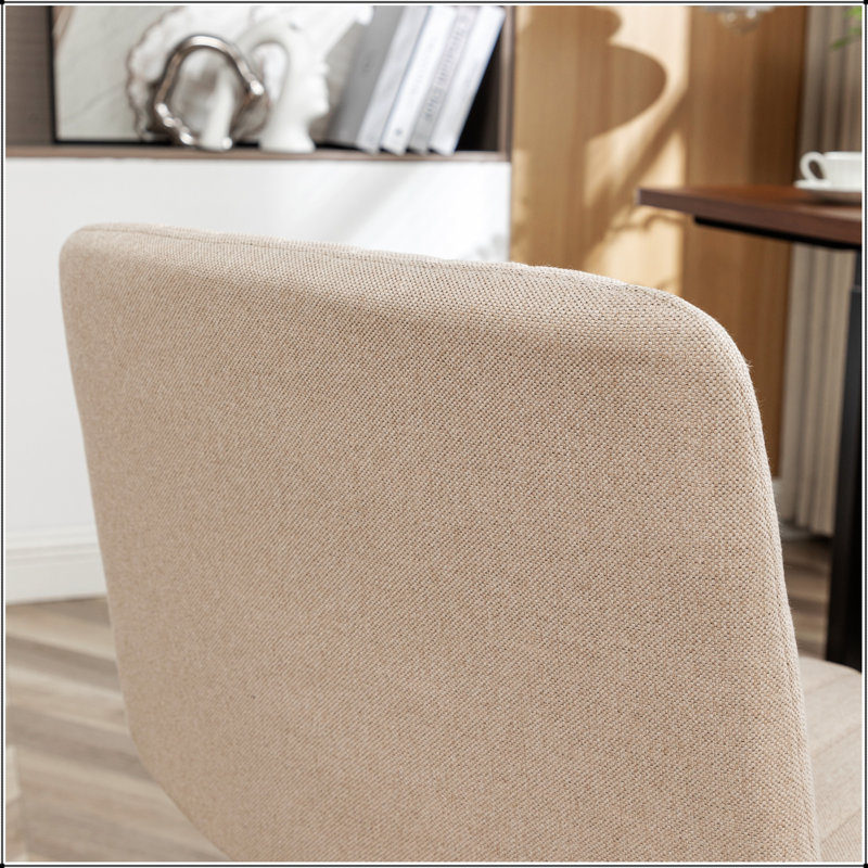 Fauteuil de bureau pivotant confortable, recouvert de polyester, avec hauteur réglable et roulettes à roulement fluide pour une productivité accrue.