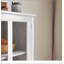 Armoire de rangement spacieuse avec portes en verre doubles et poignées en cloche uniques pour l'organisation de la cuisine