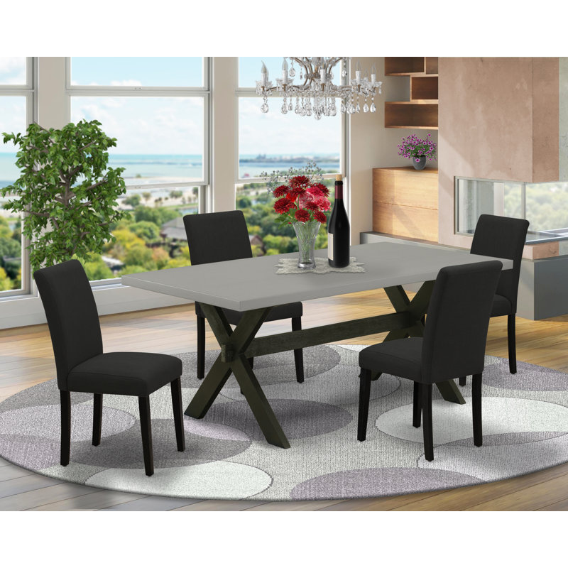 L'ensemble de table de cuisine 5 pièces comprend une table de salle à manger rectangulaire avec pieds en X et 4 chaises Parson en tissu de couleur noire, noir brossé
