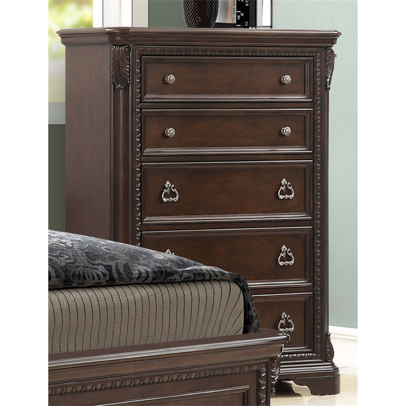 Commode 5 tiroirs en acajou avec quincaillerie sur mesure, parfaite pour les solutions de rangement élégantes et fonctionnelles.