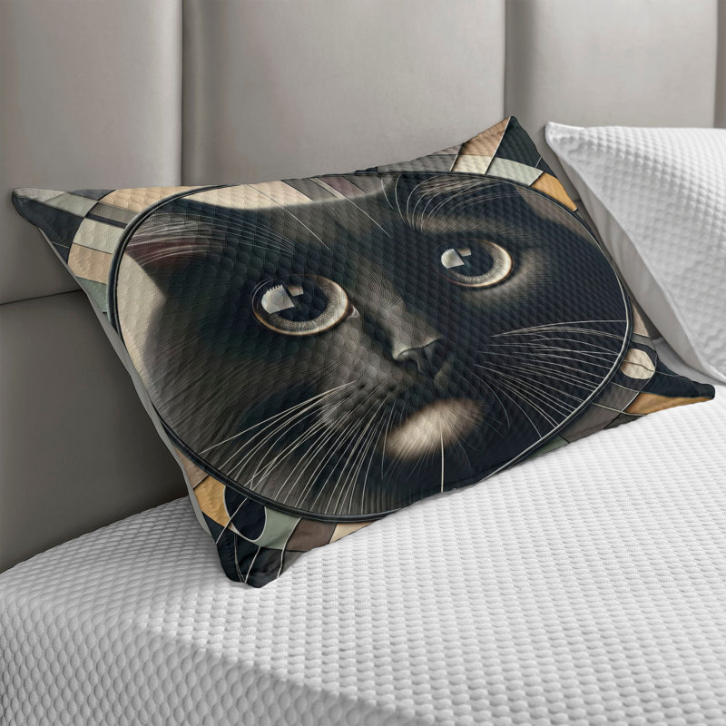 Gros plan sur une taie d'oreiller matelassée Ambesonne, H 20 po x l 30 po
