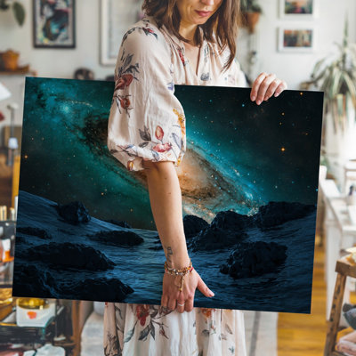Toile dans une vaste scène cosmique, un tourbillon de galaxies tourbillonnantes, avec des teintes vibrantes de bleu profond et turquoise rayonnant d'une toile