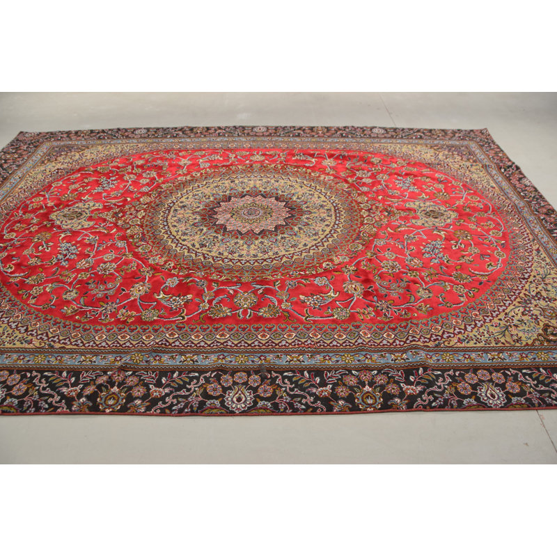 Tapis turc rétro dans un ton rouge distinctif avec des motifs tribaux pour une décoration intérieure authentique