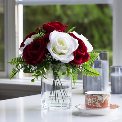 Centre de table roses artificielles dans un vase