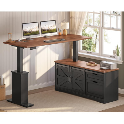 Bureau d'angle en forme de L de style ferme, réglable en hauteur, avec tiroirs de rangement et prises électriques, idéal pour un bureau à domicile.