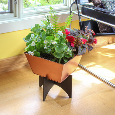 Zaha I Metal Pot Planter