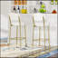 Luxueux tabourets de bar rembourrés en velours avec dossier, repose-pieds et conception ergonomique pour une assise confortable dans les cuisines modernes
