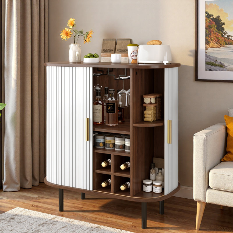 Armoire à vin cannelée avec support à vin à 8 grilles, 5 tablettes réglables à 5 niveaux, 2 porte-verres, 4 espaces de rangement cachés et portes coulissantes