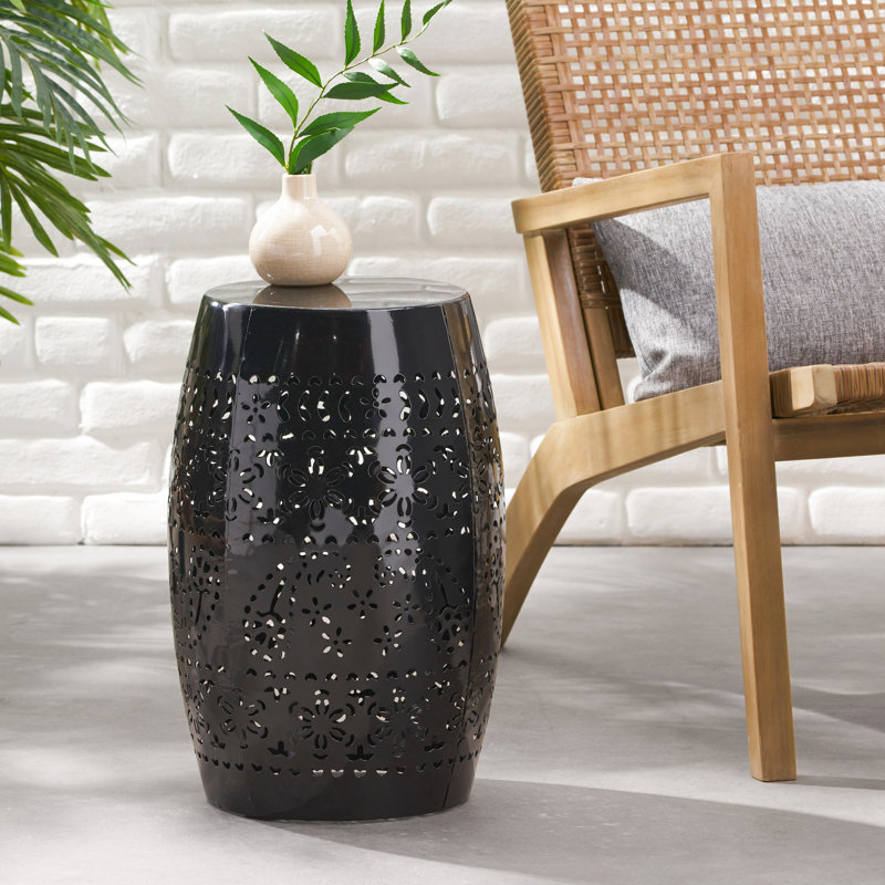Table d'appoint noire de style transitionnel, structure en métal ajouré, sans assemblage, idéale pour les espaces extérieurs et intérieurs comme une terrasse ou un jardin.