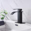 Robinet de lavabo de salle de bain à poignée simple avec bec cascade-115721417