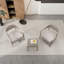 Deux chaises d'appoint avec une table basse pour le salon-1093131590