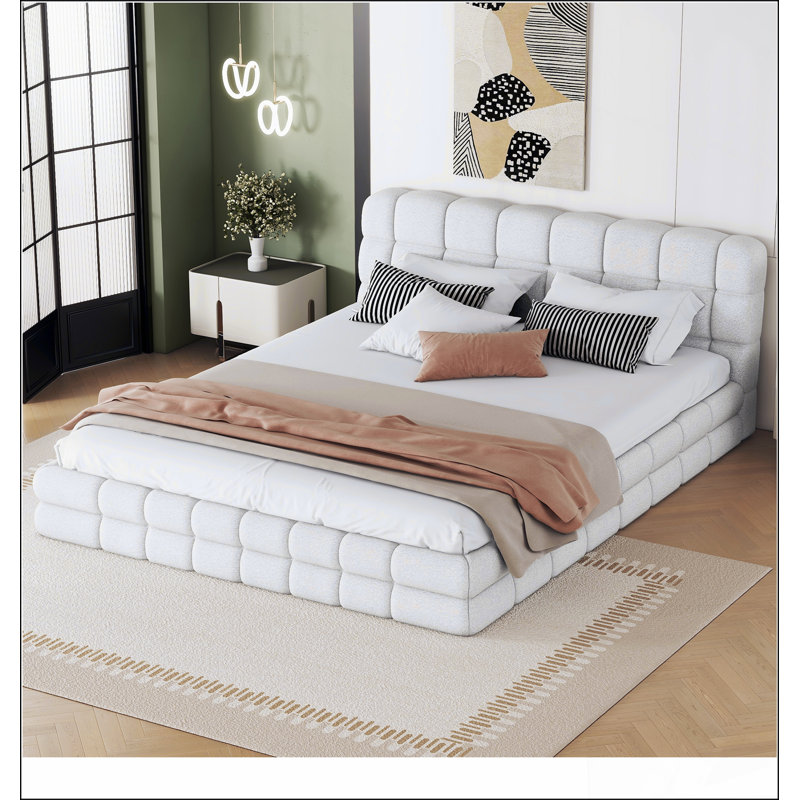 Grand lit plateforme tapissier avec rangement intégré, combinant confort, style et solutions peu encombrantes pour les chambres à coucher modernes.