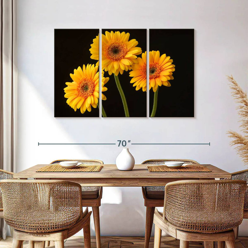 Trois marguerites Harnek sur fond sombre, H 36 po x l 57 po