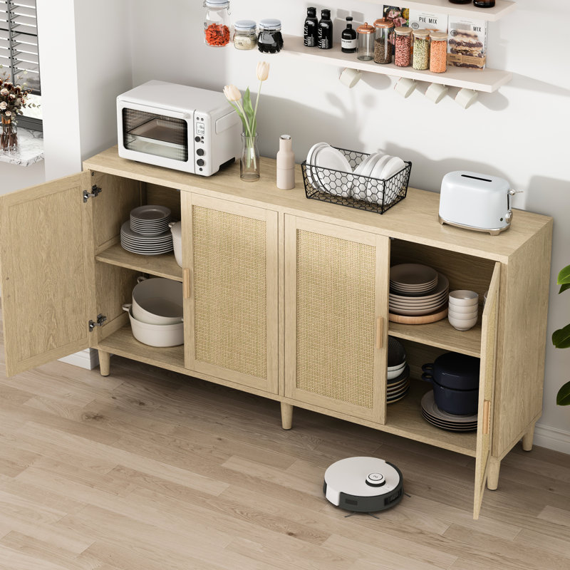 Buffet de 178 cm avec tablettes ajustables, pieds en bois massif pour une utilisation durable, idéal pour décorer une entrée. Quatre portes naturelles, étagères pour objets de différentes tailles, ajoutent du charme à votre intérieur.
