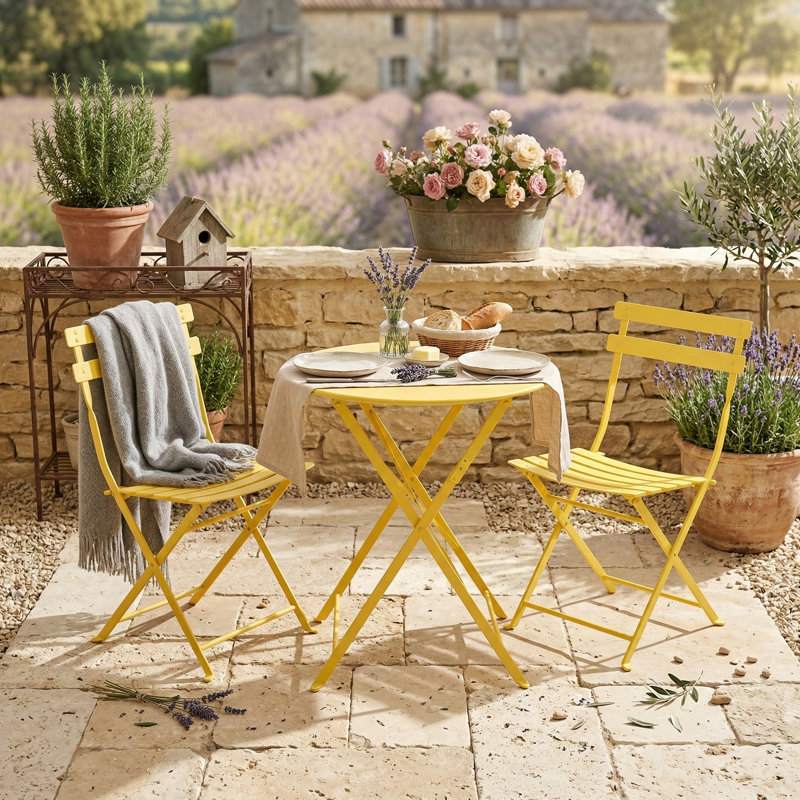 Un ensemble bistro 3 pièces pour les patios. Comprend une table ronde pliable et des chaises. Finition en jaune.