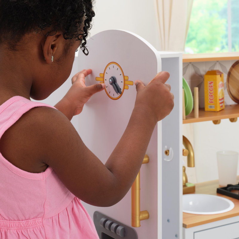 Cuisine de jeu rétro en bois blanc avec machine à glaçons et téléphone de jeu