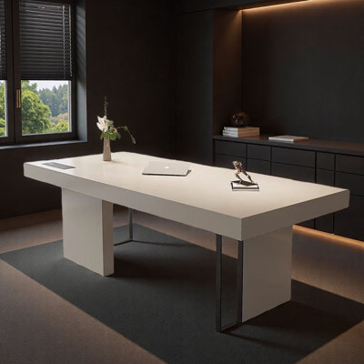 Bureau italien luxueux et minimaliste