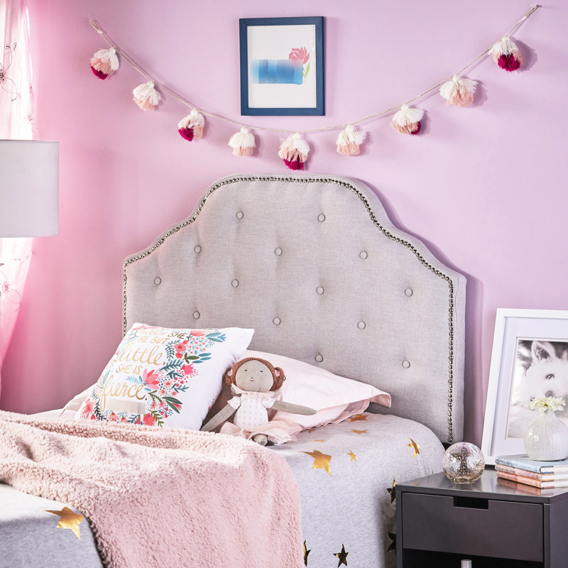 Tête de lit simple grise avec capitonnage élégant et pieds réglables revêtus de têtes de clou élégantes, Gris clair