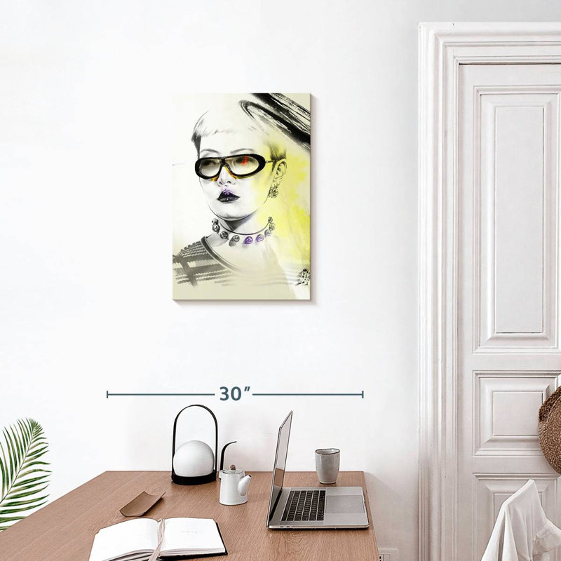 Femme Leisha avec des lunettes, H 24 po x l 16 po
