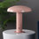 Lampe de table champignon contemporaine intégrée rechargeable en fer de style bohémien 11 po Writer Writer, jaune
