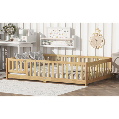 Lit double au sol en bois d'hévéa naturel avec clôture et porte, idéal pour les aires de jeux où dormir dans des espaces restreints, facilite le repos indépendant, 7 lattes de plateforme, assemblage de quincaillerie fabriquée à partir d'une clôture de porte,