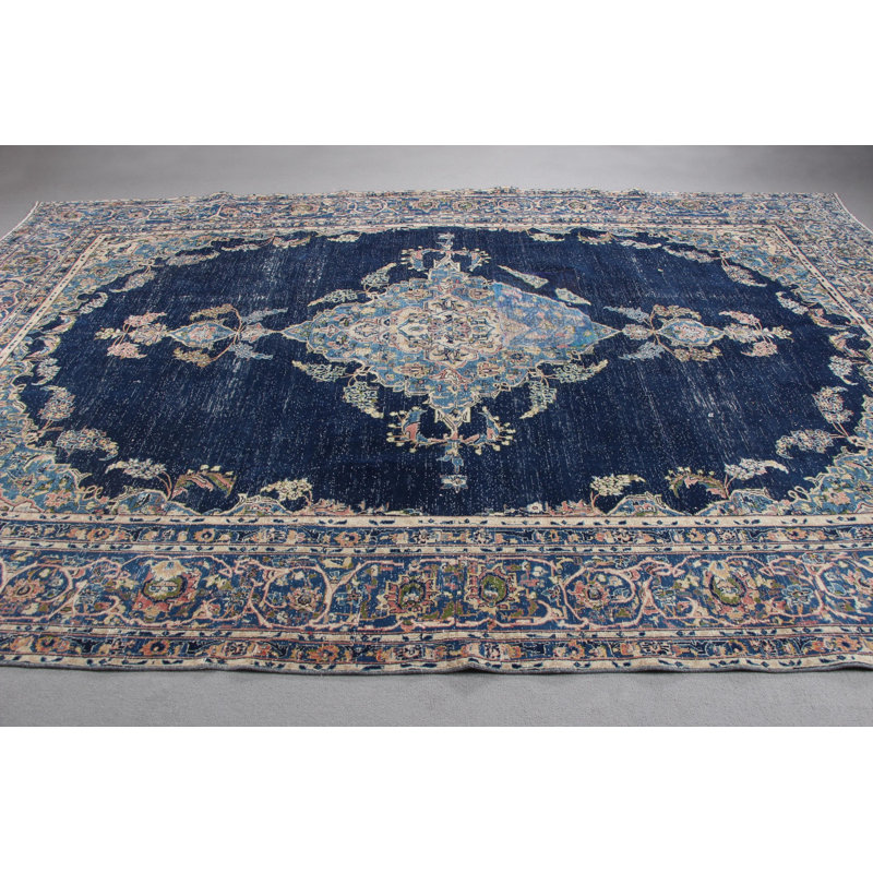 Tapis turc surdimensionné avec médaillon bleu marine pour une utilisation en salon avec une couverture colorée