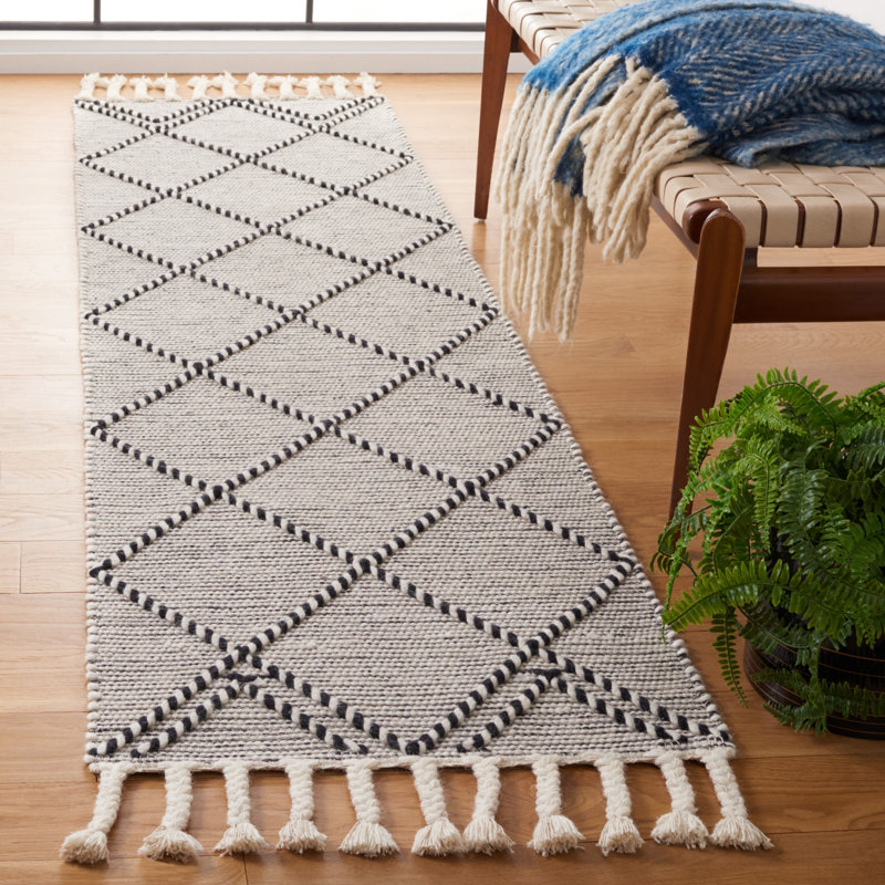 Tapis géométrique fait à la main Dessiree en ivoire / noir, Tapis de couloir 2 pi 3 po x 8 pi