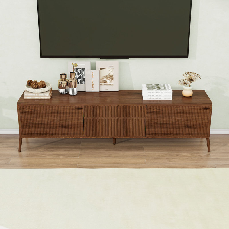 Meuble télé moderne en bois avec portes cannelées, rangement spacieux, pieds en bois massif et gestion des câbles