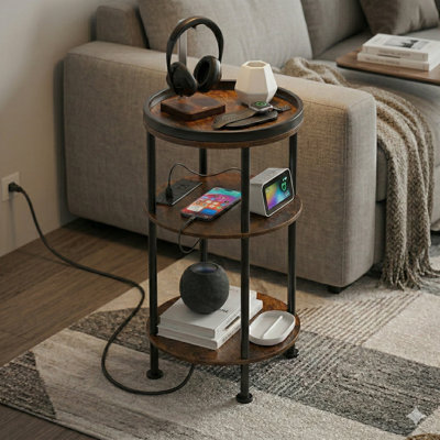 Petite table d'appoint ronde avec station de charge pour petits espaces, table d'appoint ronde à 3 niveaux avec ports USB et prises de courant, table de bout pour canapé de coin pour le salon (chargeur USB, brun rustique)