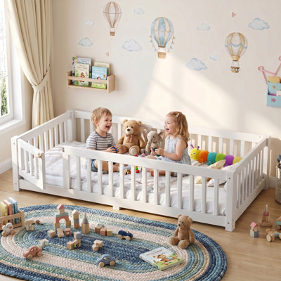 Lit simple Montessori avec garde-corps de sécurité et porte ouverte pour enfants, blanc