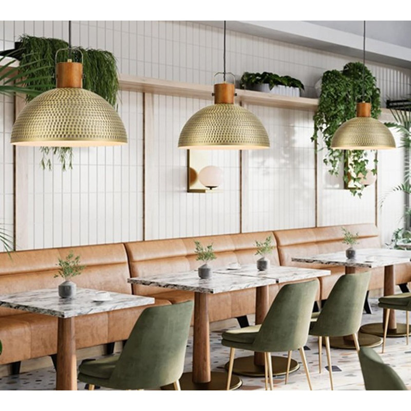 Grand luminaire suspendu martelé de 16 pouces en bois de frêne avec lampe en dôme rétro en métal doré antique