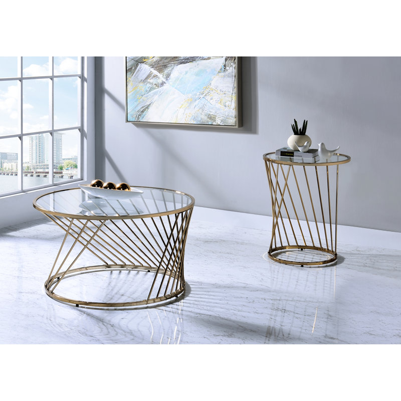 Table basse élégante avec plateau en métal champagne et verre transparent