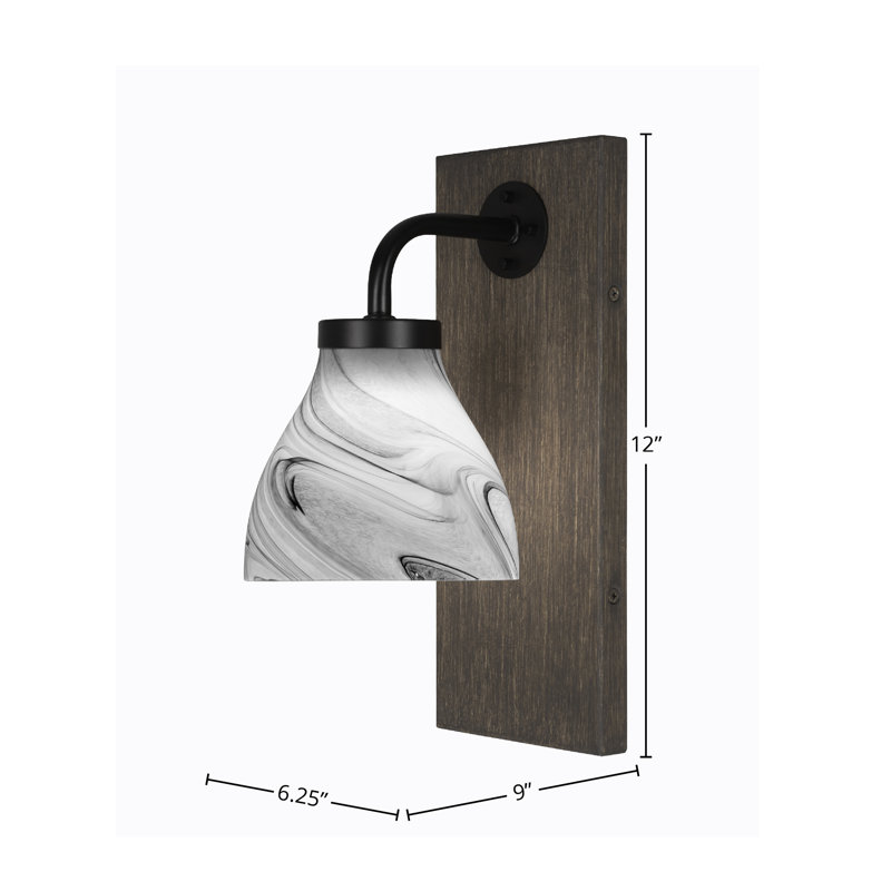 Applique murale Oxbridge montrée en noir mat et finition en métal d'aspect bois patiné peint avec verre tourbillon onyx de 6,25 po