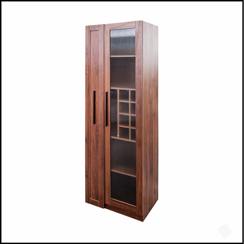 Armoire de cuisine coulissante extensible avec rangement à plusieurs niveaux, portes vitrées de style champêtre, idéale pour les espaces salle à manger et bar organisés.