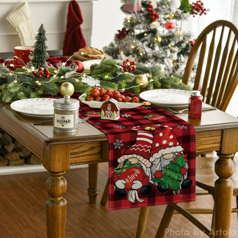 Chemin de table rouge et noir Buffalo Plaid Gnome Believe, 13 po x 36 po