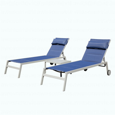 Ensemble de 3 chaises longues d'extérieur pour l'extérieur, chaises longues de piscine en aluminium avec table d'appoint et roulettes, fauteuil inclinable réglable en polyester enduit de PVC résistant aux intempéries pour la piscine, la plage, la cour et le balcon (bleu marine)