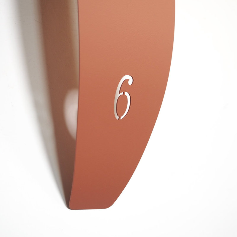 Horloge murale élégante en métal, finition rouge, 5,9 po x 18,1 po | 100% acier, épaisseur: 0,04 pouce | Mécanisme de balayage continu silencieux | Léger à 1,0 lb | Parfait pour la décoration de la maison et du bureau