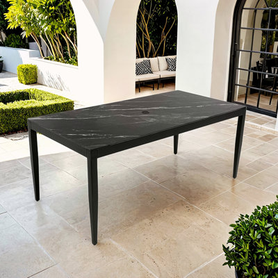 Table de salle à manger d'extérieur moderne en aluminium de 35,5 po x 71 po, plateau en pierre frittée d'inspiration marbre, finition braise, pieds fuselés en forme de poteau pour six personnes, résistant aux intempéries et à la rouille