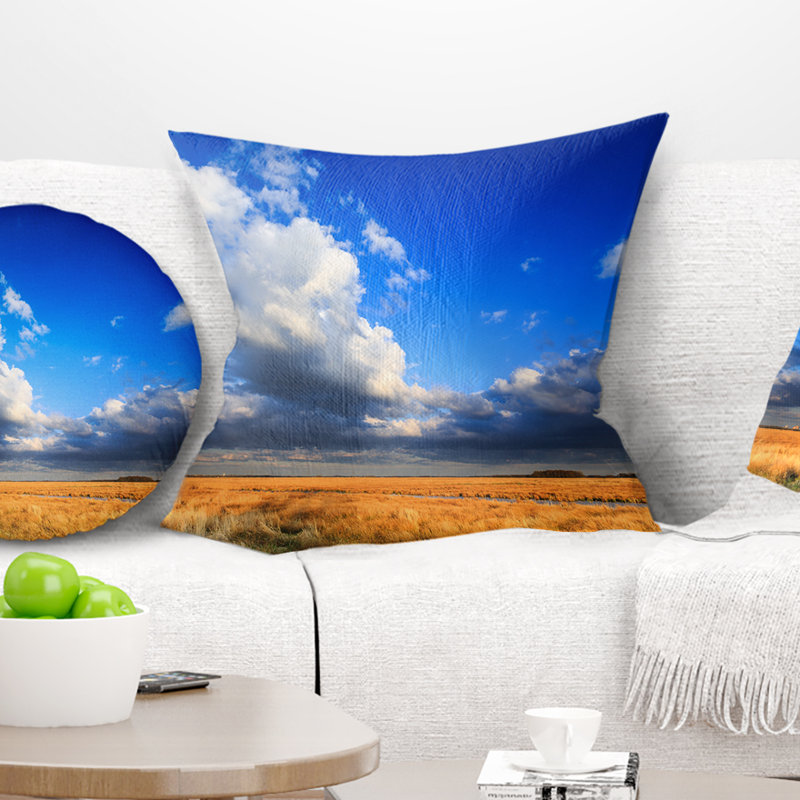 Ciel bleu nuageux au-dessus de la prairie - coussin à imprimé paysage, 18 po x 18 po, Coussin décoratif