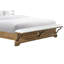 Lit avec panneau grand et banc en finition - bois massif, panneaux alignés verticalement sur la tête de lit, accents décoratifs en métal sur la traverse supérieure, assise tapissée au pied, profondeur 94,61 po, largeur 64,79 po, hauteur 68,3 po,